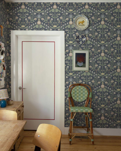 Tapet floral cu design delicat, culori pastelate și motive florale, perfect pentru a adăuga eleganță în casa ta.