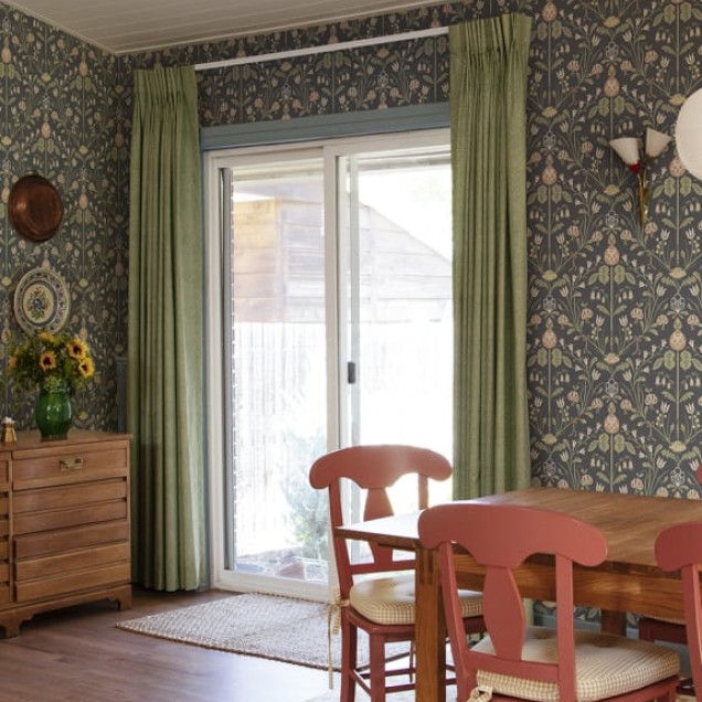 Tapet floral cu design delicat, culori pastelate și motive florale, perfect pentru a adăuga eleganță în casa ta.