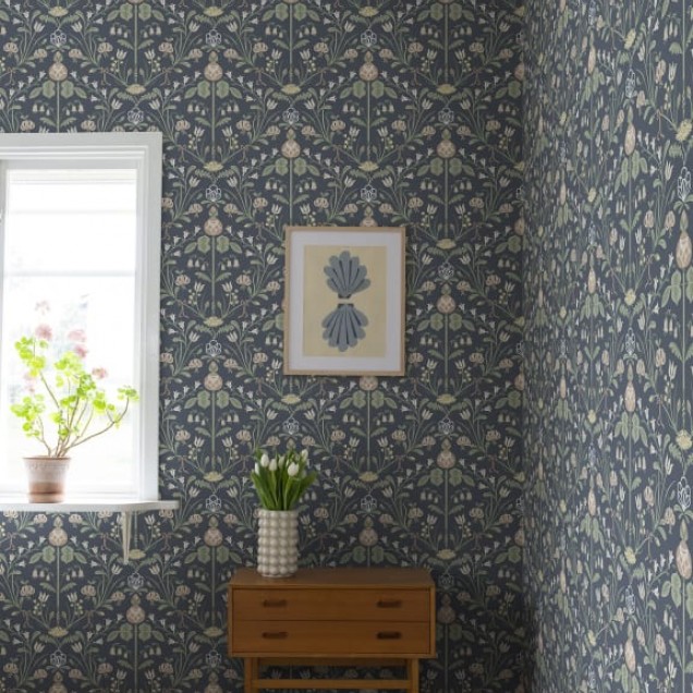 Tapet floral cu design delicat, culori pastelate și motive florale, perfect pentru a adăuga eleganță în casa ta.