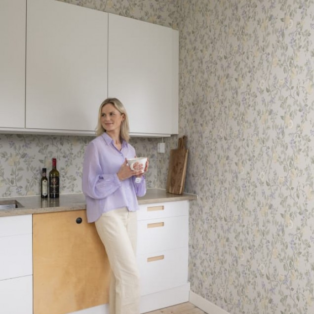 Tapet lavabil Kvitten Lilac cu design floral delicat in nuante pastelate de lila, ideal pentru livingul tau