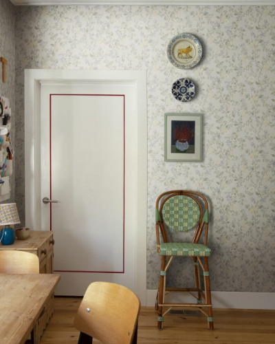 Tapet lavabil Kvitten Lilac cu design floral delicat in nuante pastelate de lila, ideal pentru livingul tau