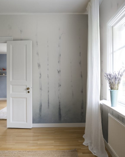 Tapet cu arbori de mesteacăn în tonuri neutre, inspirat de frumusețea iernii scandinave.