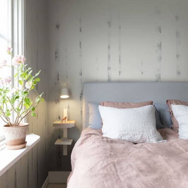 Tapet cu arbori de mesteacăn în tonuri neutre, inspirat de frumusețea iernii scandinave.