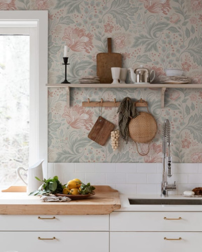 Tapet Ava Sandstone cu model floral delicat, în nuanțe de roz și gri, perfect pentru a adăuga un strop de eleganță oricărei încăperi.