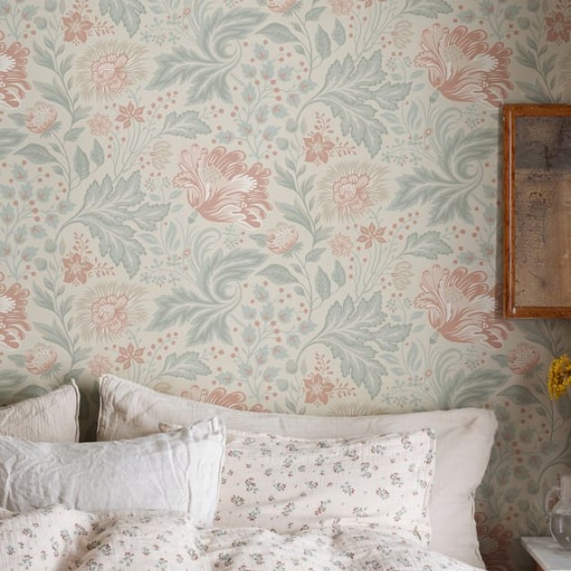 Tapet Ava Sandstone cu model floral delicat, în nuanțe de roz și gri, perfect pentru a adăuga un strop de eleganță oricărei încăperi.