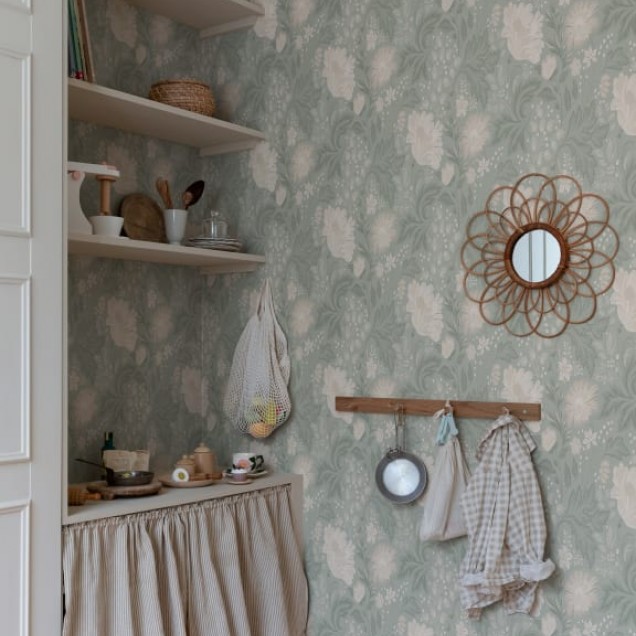 Tapet floral cu un fundal verde salvie, cu un design elegant și delicat. Acesta este un tapet lavabil, perfect pentru a crea o atmosferă relaxantă și primitoare în orice cameră.