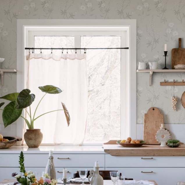 Tapet floral Emma Linen, cu model delicat, inspirat de florile de câmp.