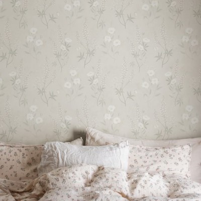 Tapet floral Emma Linen, cu model delicat, inspirat de florile de câmp.