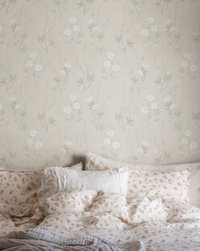 Tapet floral Emma Linen, cu model delicat, inspirat de florile de câmp.