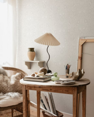 Tapet lavabil Caroline, Sandstone, cu model floral delicat, perfect pentru a crea un design elegant și sofisticat în orice cameră.
