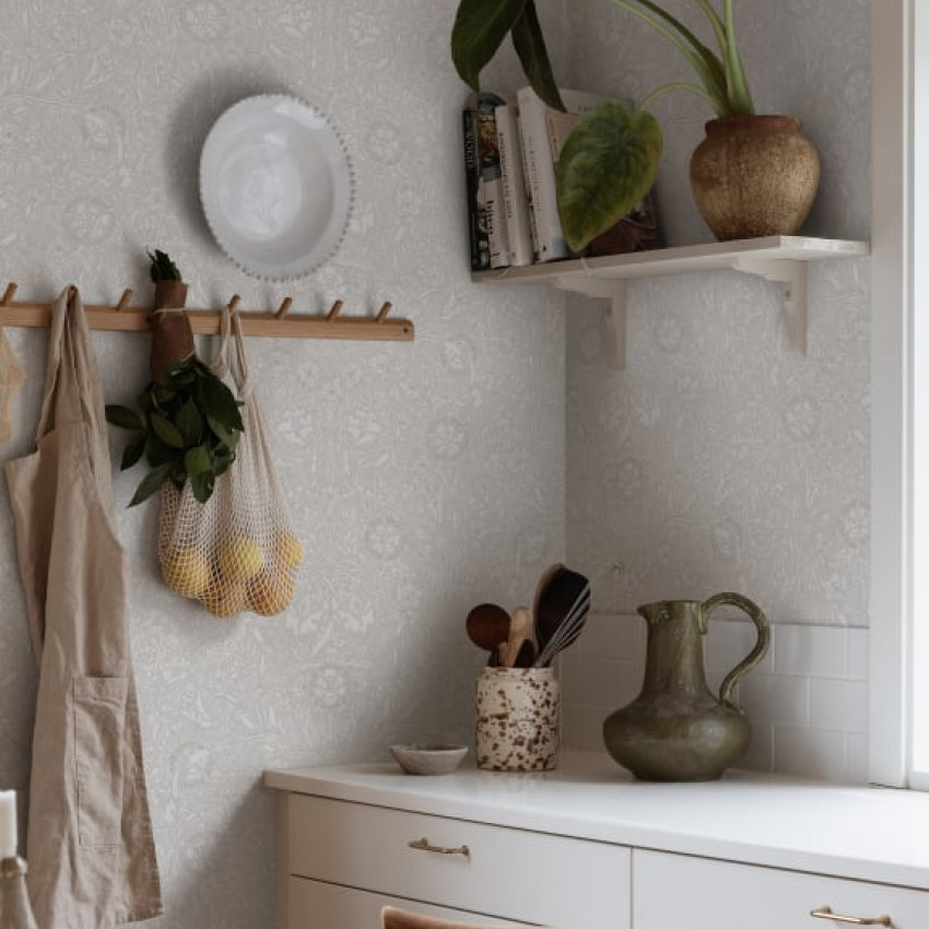 Tapet lavabil Caroline Moss Green cu un design floral delicat pe un fond verde mușchi