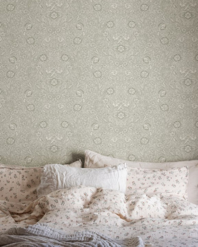 Tapet lavabil Caroline Moss Green cu un design floral delicat pe un fond verde mușchi