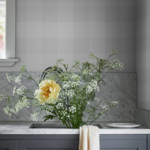 Tapet lavabil Lykke Mineral Grey, model clasic in carouri, perfect pentru a crea o atmosfera relaxantă și primitoare.