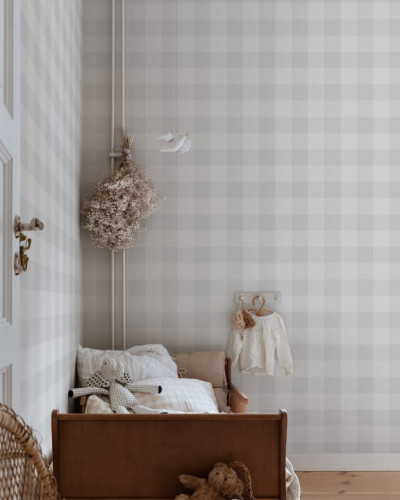 Tapet lavabil Lykke Mineral Grey, model clasic in carouri, perfect pentru a crea o atmosfera relaxantă și primitoare.