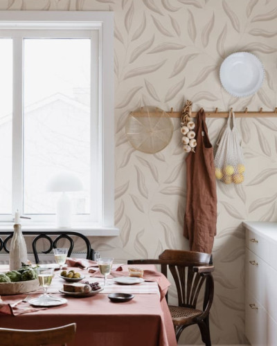 Tapet lavabil cu design minimalist si subtil, cu frunze de culoare crem pe fond alb.