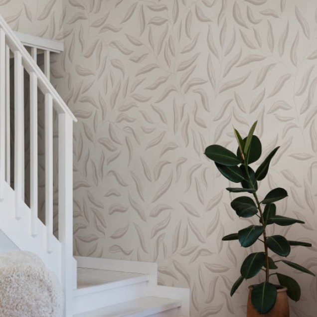 Tapet lavabil cu design minimalist si subtil, cu frunze de culoare crem pe fond alb.