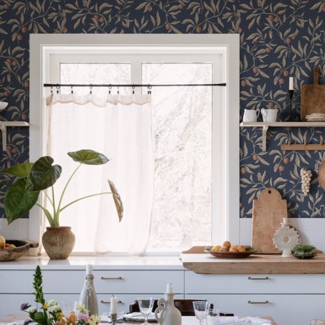 Tapet lavabil cu design botanic delicat, in nuante de albastru si crem.