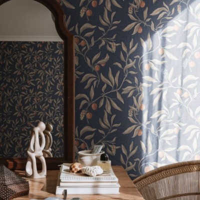 Tapet lavabil cu design botanic delicat, in nuante de albastru si crem.