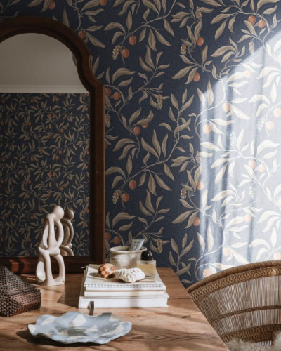 Tapet lavabil cu design botanic delicat, in nuante de albastru si crem.