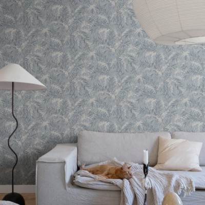 Tapet lavabil cu un design floral elegant, in nuante de albastru estompat.