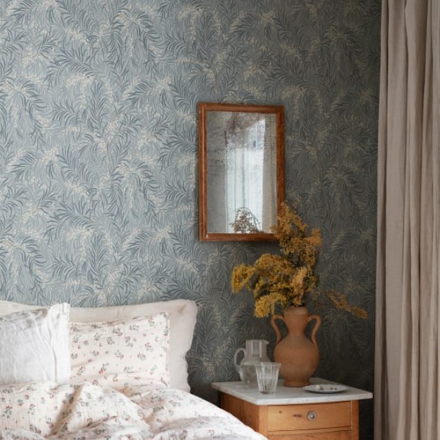 Tapet lavabil cu un design floral elegant, in nuante de albastru estompat.