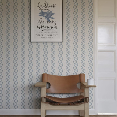 Tapet lavabil cu design modern, cu valuri în nuanțe de albastru deschis.