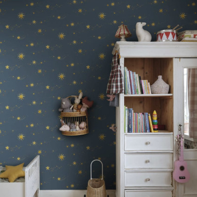 Tapet lavabil Gillis Midnight Blue, cu stele aurii pe un fundal albastru închis.