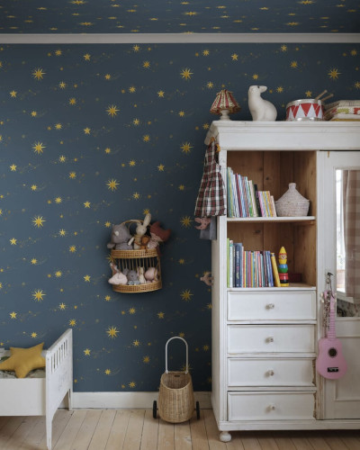 Tapet lavabil Gillis Midnight Blue, cu stele aurii pe un fundal albastru închis.