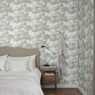 Tapet lavabil cu design elegant, cu copaci în nuanțe de verde deschis pe un fundal alb.