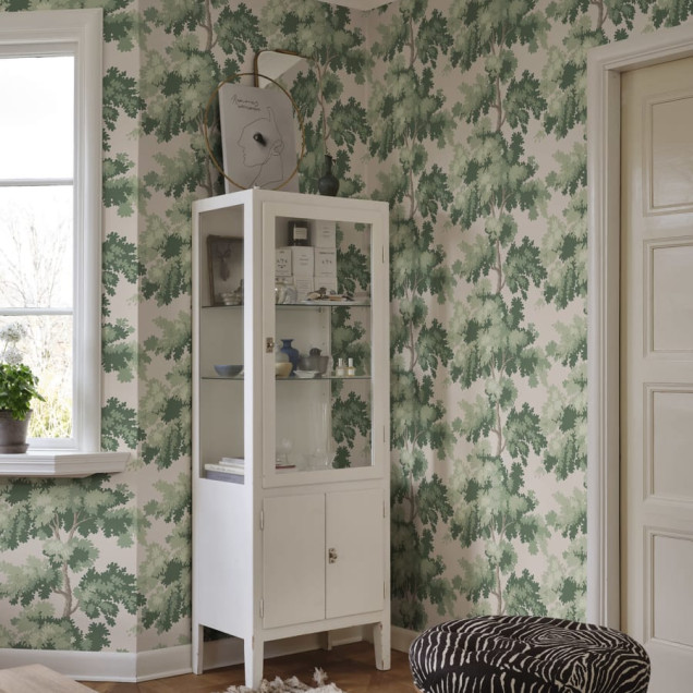 Tapet lavabil Raphaël Pink cu design de copaci, în tonuri de roz și verde.