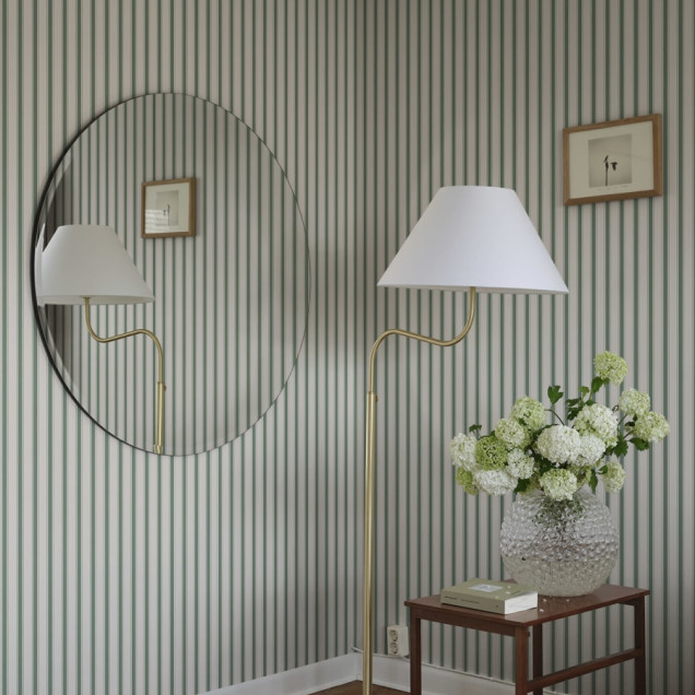 Tapet cu dungi verticale subtile, în nuanțe de verde și alb, decorat cu mobilier modern.