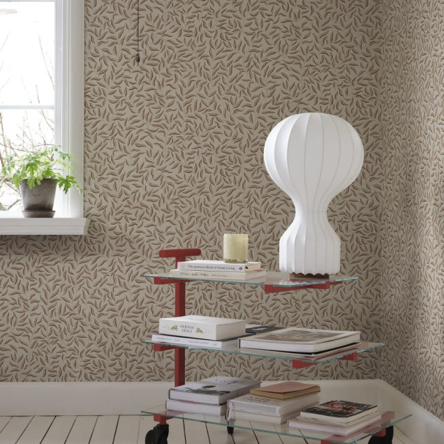 Tapet cu frunze delicate, Karolina Hazel, ideal pentru un interior elegant si primitor.