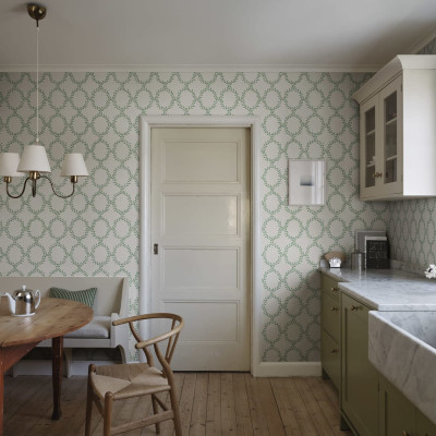 Tapet lavabil Wilma Green, cu un design modern, care prezintă un model rafinat de frunze verzi pe un fundal crem.