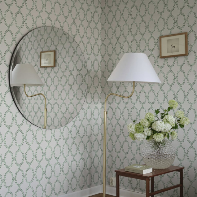 Tapet lavabil Wilma Green, cu un design modern, care prezintă un model rafinat de frunze verzi pe un fundal crem.