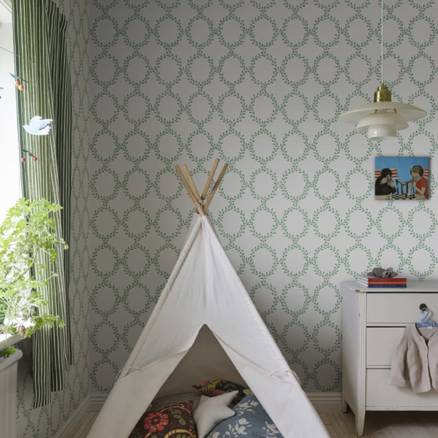 Tapet lavabil Wilma Green, cu un design modern, care prezintă un model rafinat de frunze verzi pe un fundal crem.