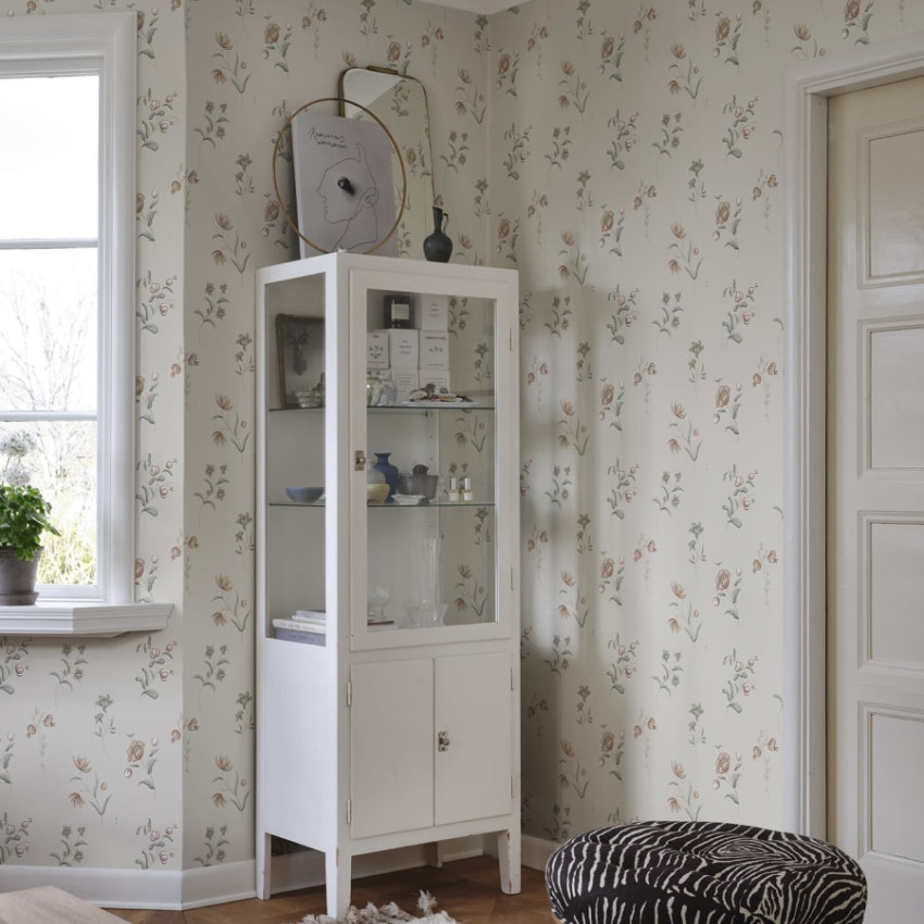 Tapet floral Hanna Misty Blue cu model discret si minimalist, cu nuante de albastru si galben pastel