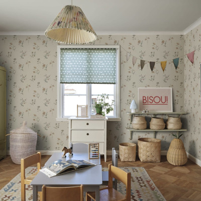 Tapet floral Hanna Sandstone, cu flori mici, pe un fundal crem.