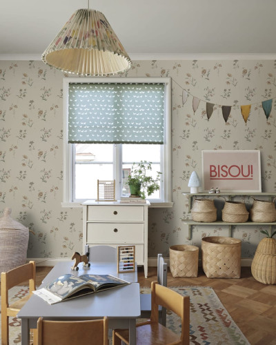 Tapet floral Hanna Sandstone, cu flori mici, pe un fundal crem.