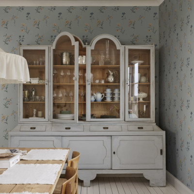 Tapet floral Hanna Misty Blue cu model discret si minimalist, cu nuante de albastru si galben pastel