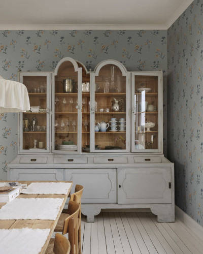 Tapet floral Hanna Misty Blue cu model discret si minimalist, cu nuante de albastru si galben pastel