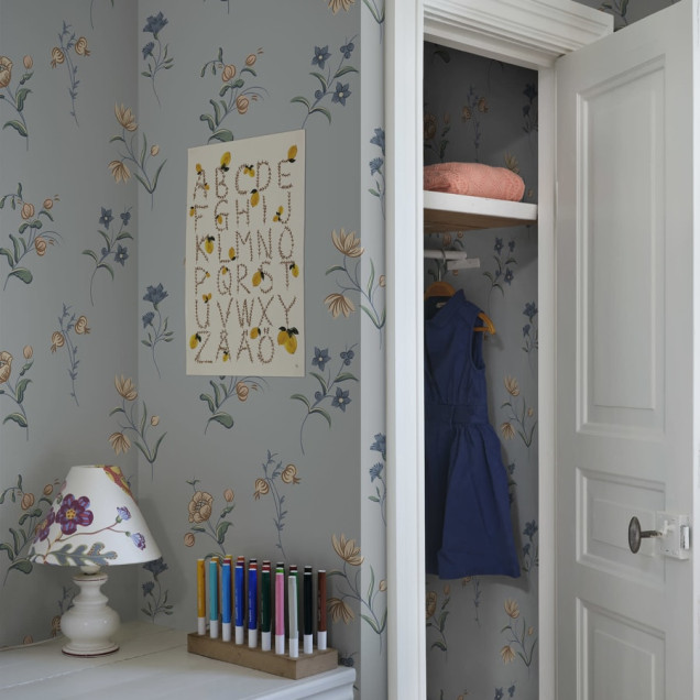 Tapet floral Hanna Misty Blue cu model discret si minimalist, cu nuante de albastru si galben pastel