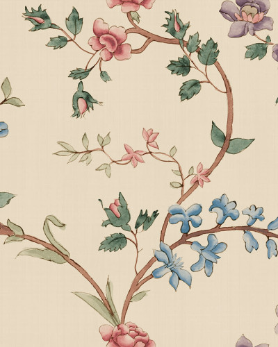 Tapet lavabil cu model floral in nuante pastelate, pe un fundal crem, cu flori roz, albastre si mov. Tapetul este aplicat pe peretele din bucatarie, langa o masa si scaune.