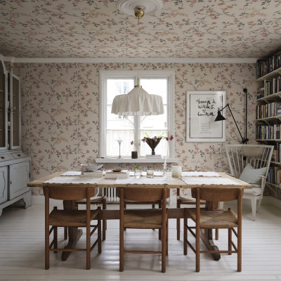 Tapet floral pastelat, lavabil, cu flori delicate, perfect pentru dormitoare, livinguri sau holuri.