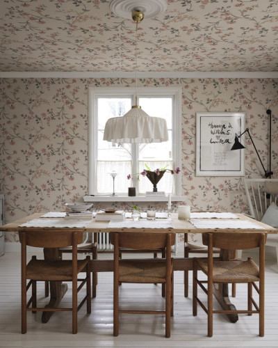 Tapet floral pastelat, lavabil, cu flori delicate, perfect pentru dormitoare, livinguri sau holuri.