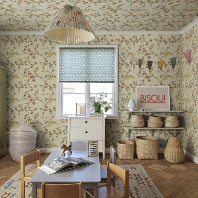 Tapet floral Clara Oat cu flori delicate în nuanțe pastelate.