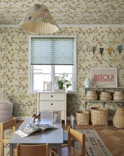 Tapet floral Clara Oat cu flori delicate în nuanțe pastelate.