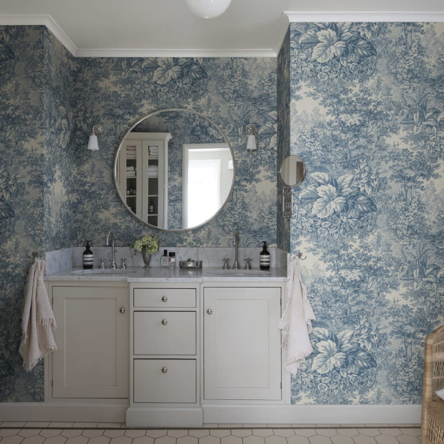 Tapet lavabil Forest Toile, Blue, cu un design clasic toile, cu o pădure albastră cu frunze și flori decolorate.