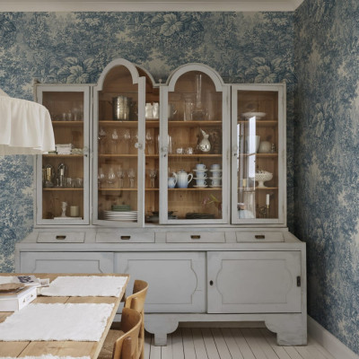 Tapet lavabil Forest Toile, Blue, cu un design clasic toile, cu o pădure albastră cu frunze și flori decolorate.