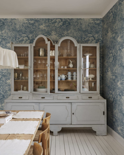 Tapet lavabil Forest Toile, Blue, cu un design clasic toile, cu o pădure albastră cu frunze și flori decolorate.