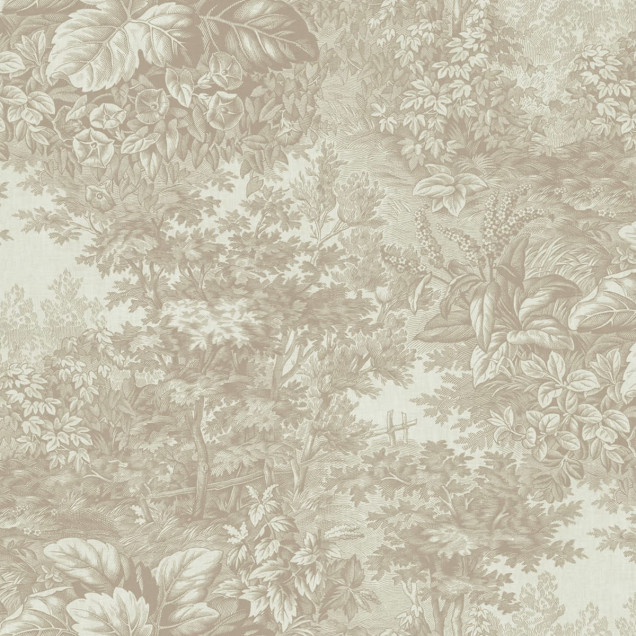 Imagine cu un tapet Forest Toile Sandstone într-o cameră de luat masa, cu o masă din lemn și scaune de lemn, un dulap vintage și o bibliotecă din lemn. Tapetul este decorat cu un model de toaletă delicat, în nuanțe de nisip.